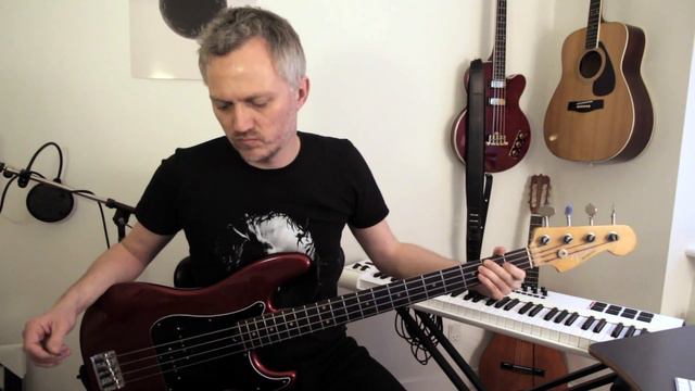Arctic Monkeys - Do Me a Favour Bass Playalong смотреть онлайн