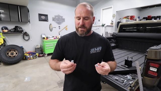 Installing the new Jeep Gladiator tire mount смотреть онлайн