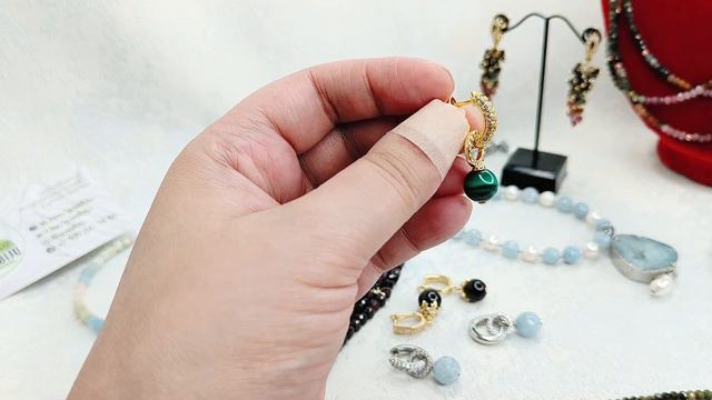 Уставшая мадам Бижу, обзор украшений из кварца, жемчуга, турмалинов, берилла смотреть онлайн