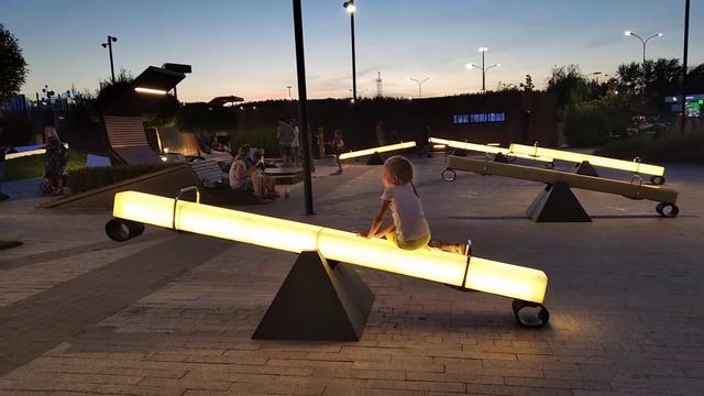 28.08.2022 Светящиеся качели в Мегапарке / красота смотреть онлайн