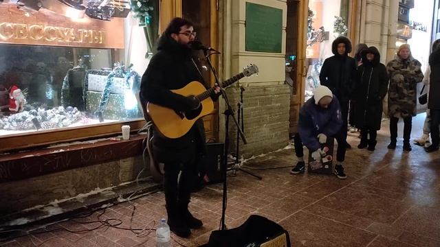 Нервы - "Батареи", в исполнении уличных музыкантов на Невском проспекте в Санкт-Петербурге... смотреть онлайн