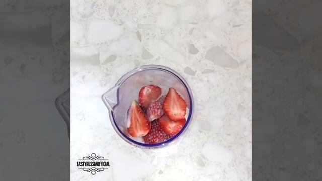 Невероятно вкусный смузи с клубникой и бананом. ПП напиток. смотреть онлайн