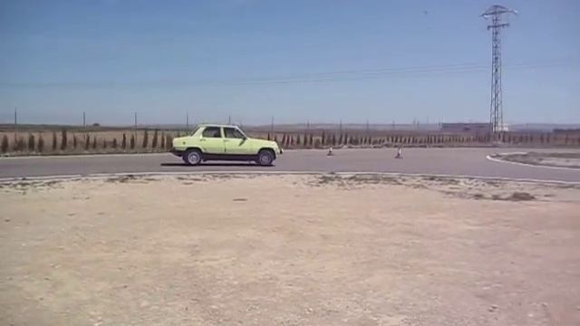 RENAULT 7 EN CURVA A 3 RUEDAS смотреть онлайн