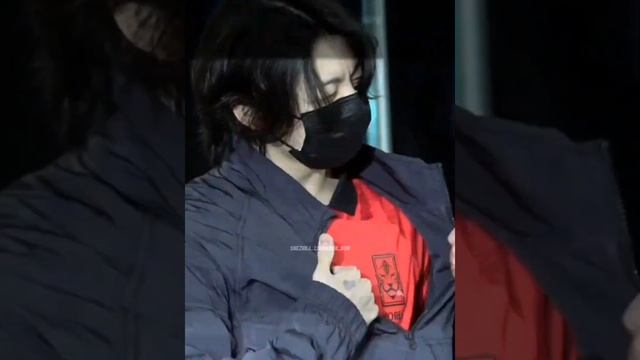 Чонгук прекрасен и надел подаренную футболку?? смотреть онлайн