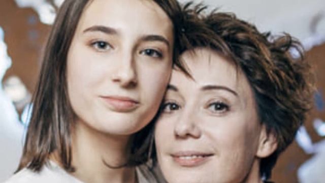 МИЛЫЕ КРАСОТКИ! Вот как выглядят дочери Чулпан Хаматовой смотреть онлайн