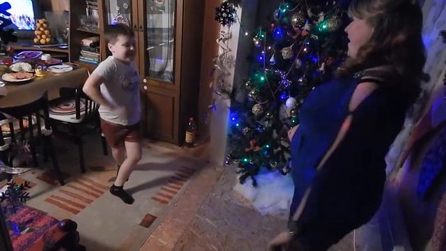 Новогодняя ночь 2018г МАМА С СЫНОМ ЗАЖИГАЮТ смотреть онлайн