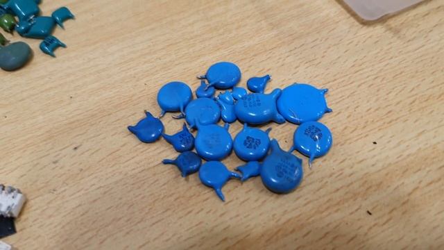 КМ конденсаторы и золотые резонаторы в старых телевизорах и мониторах ✔ Приемные радиодетали