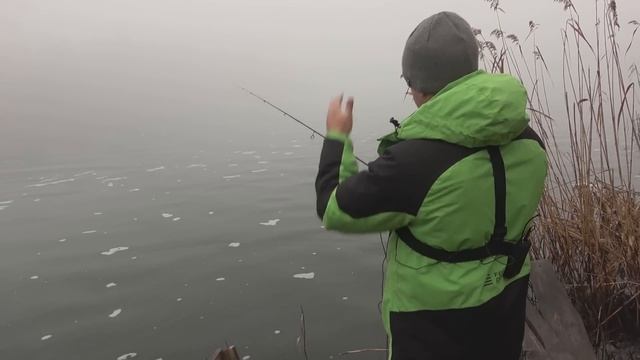 КАК ЛОВИТЬ на СПИННИНГ ЗИМОЙ в МОРОЗ ? СНАСТИ и ПРОВОДКА в ХОЛОДНОЙ ВОДЕ смотреть онлайн