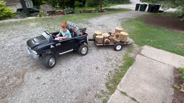 Helping animals with toy chainsaw and kids ride on truck. Educational how chainsaws work | Kid Crew смотреть онлайн