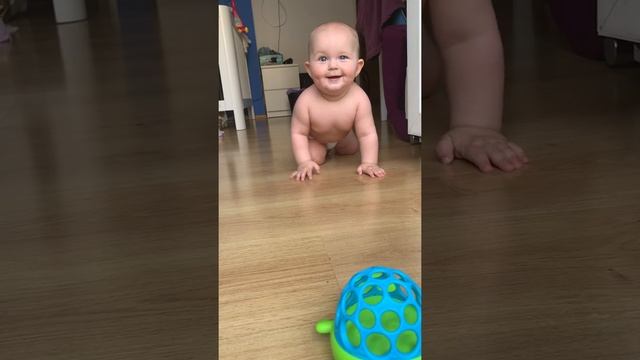 Во сколько ребёнок должен начать ползать ??? Беатрис уже начала !!! Нам 8 месяцев ? смотреть онлайн