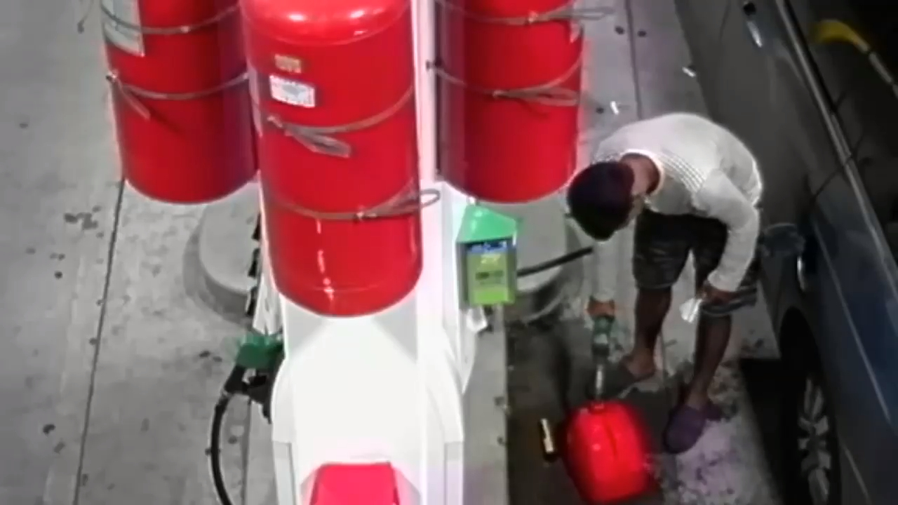 Юный пироман устроил пожар на заправке смотреть онлайн