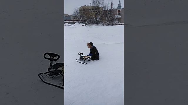 Катаемся на снегокате с горки, Максим сам тащит свой снегокат смотреть онлайн