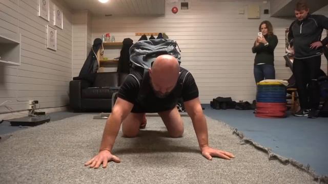 One arm push ups with a 100 lb pack - Guinness World Records смотреть онлайн