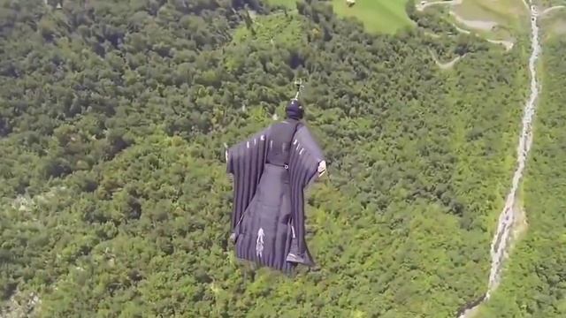 Захватывающий полет в костюме-крыле.mp4 смотреть онлайн