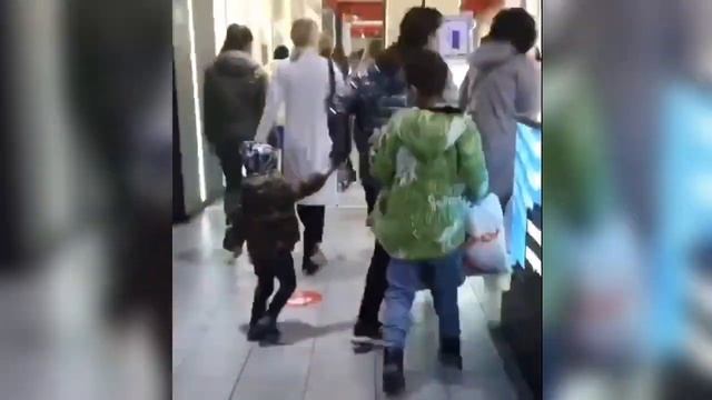 Задымление в ТЦ "Красный кит". Эвакуировано 2400 человек. г.Мытищи смотреть онлайн