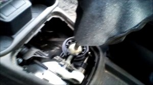 как снять кожух с ручки коробки переключения передач!