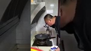 Китаец солит и солит суп