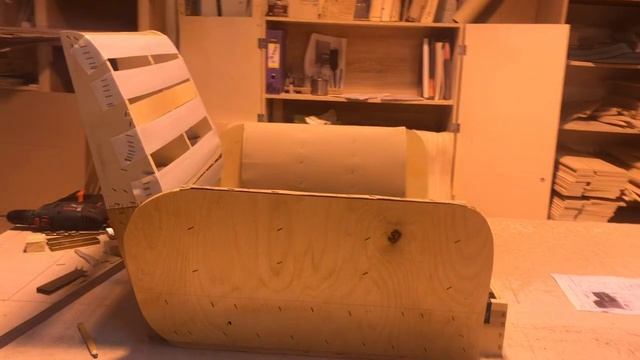 Каркас/корпус кресла из фанеры на металлической опоре/ножках,с эскизными локтями фигурной спинкой смотреть онлайн