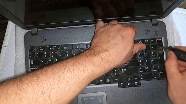 Samsung R528 laptop removing the keyboard смотреть онлайн