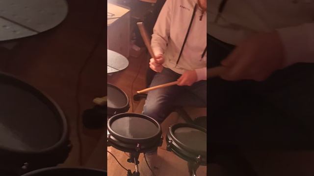 ALESIS NITRO MESH KIT электронная барабанная установка смотреть онлайн