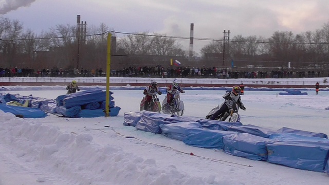 Чемпионат России.Гонки на льду.Суперлига.Командные соревнования.2 этап.2 день.13.12.2015.Заезд №18 смотреть онлайн