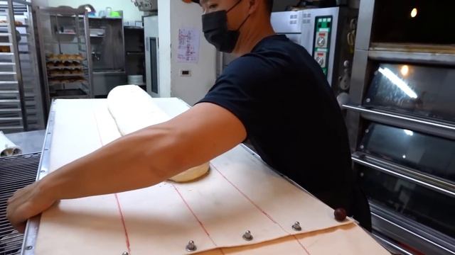 Giant Bread Stick Making In Taiwan / 巨型麵包製作 - Taiwanese Food