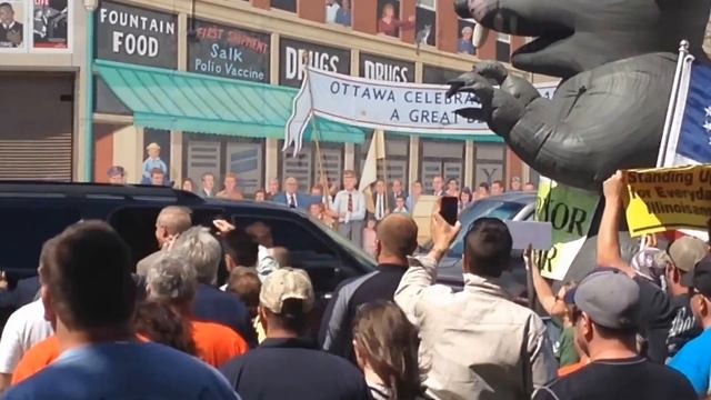 Gov. Bruce Rauner Heckled By Demonstrators After Ottawa Speech смотреть онлайн