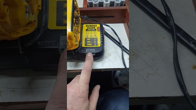 DeWalt 18v - 54v 6Ah. сгорел балансировочный резистор.. смотреть онлайн