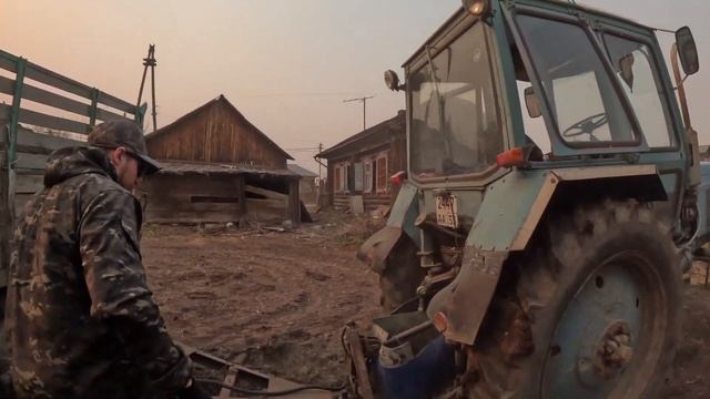 Привезли ТРАКТОРОМ МТЗ-80Л полную телегу шлака. Кристина ищет металлоискателем на участке. смотреть онлайн