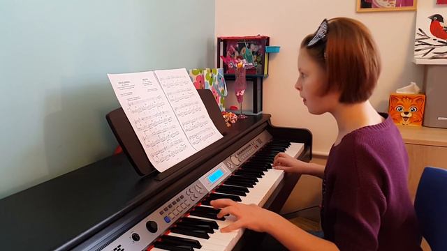 Belle Красавица. Она села за пианино и смотрите что произошло! смотреть онлайн