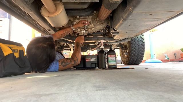 Transfer Case Fluid Change 2018 Jeep Wrangler JK Sport смотреть онлайн