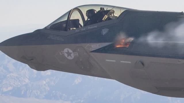 Даже суперсовременные истребители по-прежнему вооружены традиционными авиационными пушками. Почему? смотреть онлайн