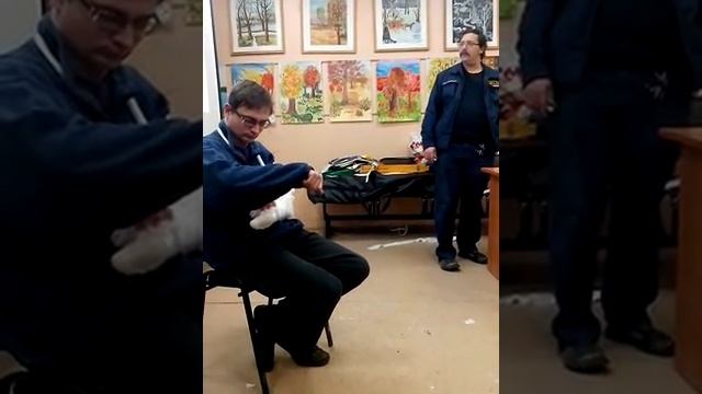 Наложение шины Крамера на предплечье. смотреть онлайн