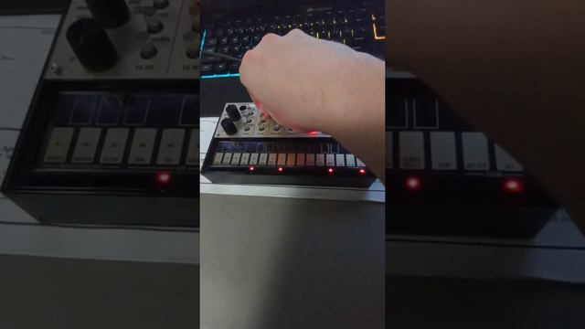 Playing with Volca Keys filter in Mass Effect inspired sequence смотреть онлайн