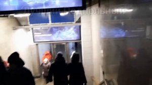 На казанском вокзале в Москве зимой вечером прямой короткий переход на станции метро Комсомольская