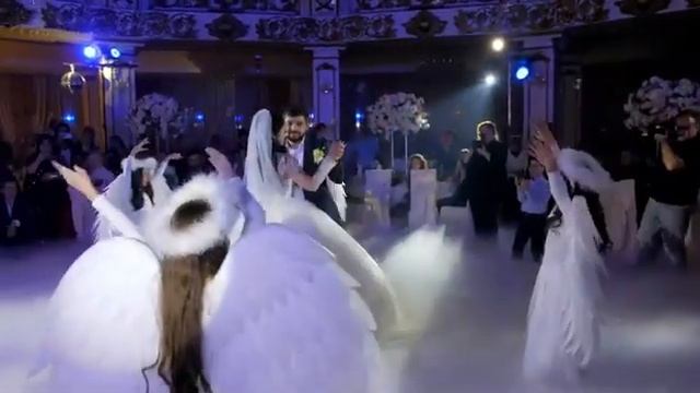 Танец маленьких ангелочков с крыльями на свадьбе. Dance of little angels with wings at the wedding. смотреть онлайн