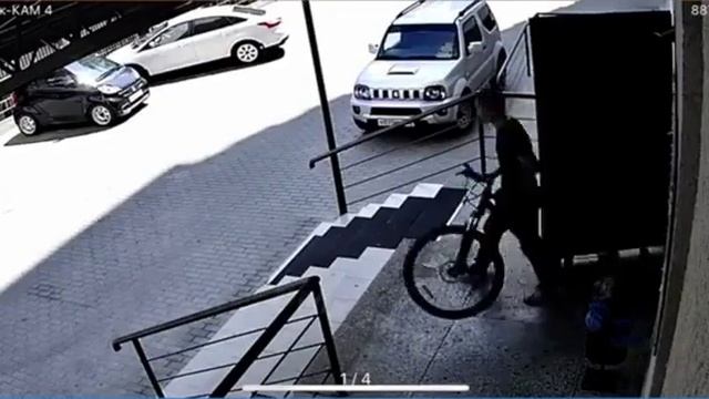 Мужчина укатил чужой велосипед из подъезда в Ставрополе смотреть онлайн