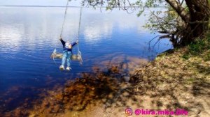 Видео для детей! Про жизнь детей! Кира качается на качелях над речкой!