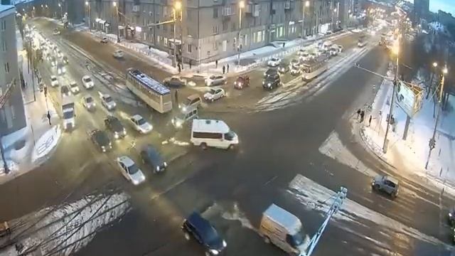 Трамвай сошел с рельсов в центре Челябинска.  Движение затруднено