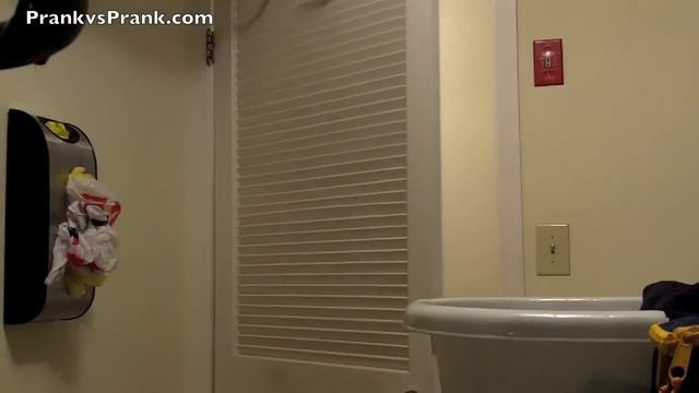 Girlfriend Scared With Fake Rat смотреть онлайн