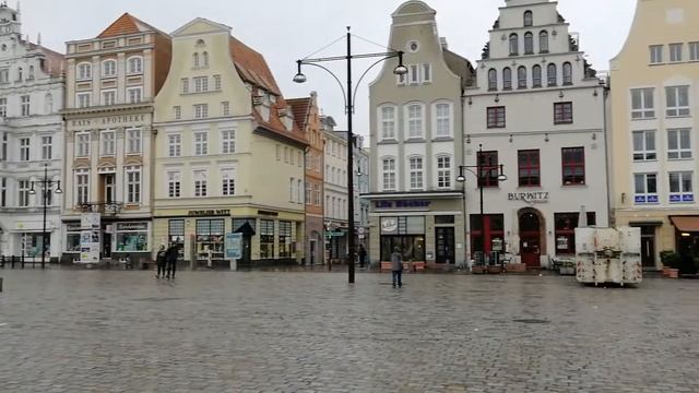 Пустынная Центральная площадь города Росток Германия смотреть онлайн