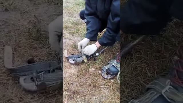 Учит электромонтера надевать лазы (прикол)