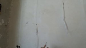 Проступили пятна под обоями. Или почему крайне важно стирать карандаш со стен.