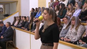 Застлала осень жёлтою листвою всё / Песня