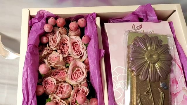 Подарок с живыми цветами, чаем и конфетами на 8 марта смотреть онлайн