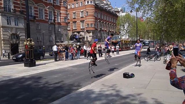 Бокинг (bócking)—вид экстремального спорта, где используются специальные пружинящие ходули—джамперы