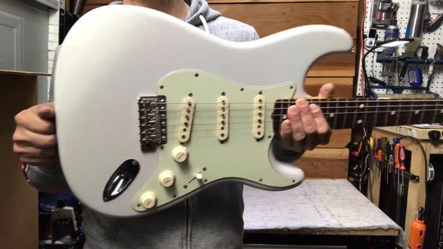 2 Min. Unboxing - Fender Classic Series 60s Stratocaster Lilac - Car Colors Strat смотреть онлайн