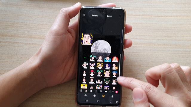 Galaxy S21/Ultra/Plus: How to Add Stickers to Your Picture смотреть онлайн