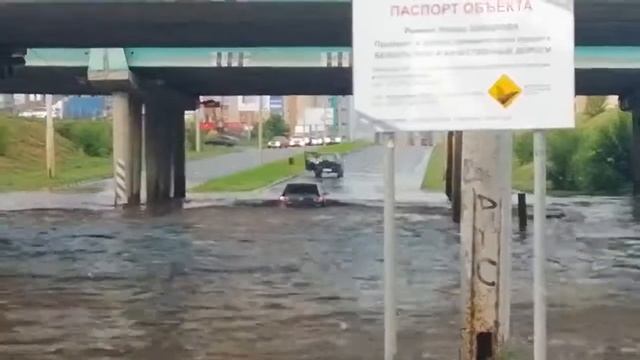 В Воронеже Мазда заехала в огромную лужу под мостом смотреть онлайн