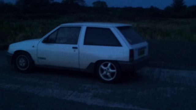 Vauxhall Nova gsi 1.6 spits big flames who need a flame kit when you have a vauxhall ! смотреть онлайн